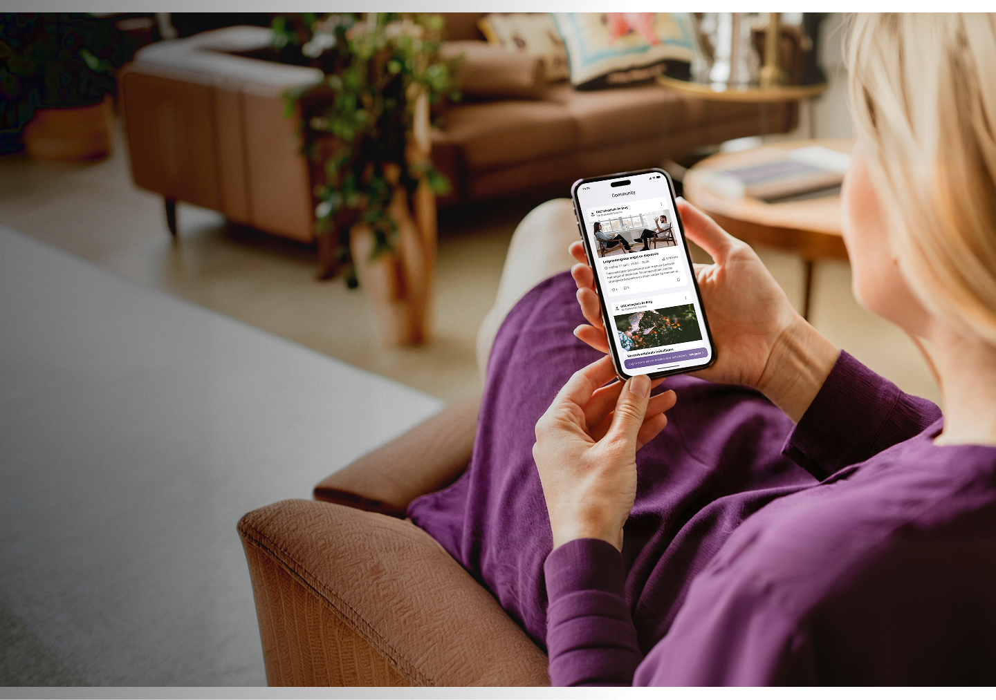 Vrouw op bank met Octopus Community app