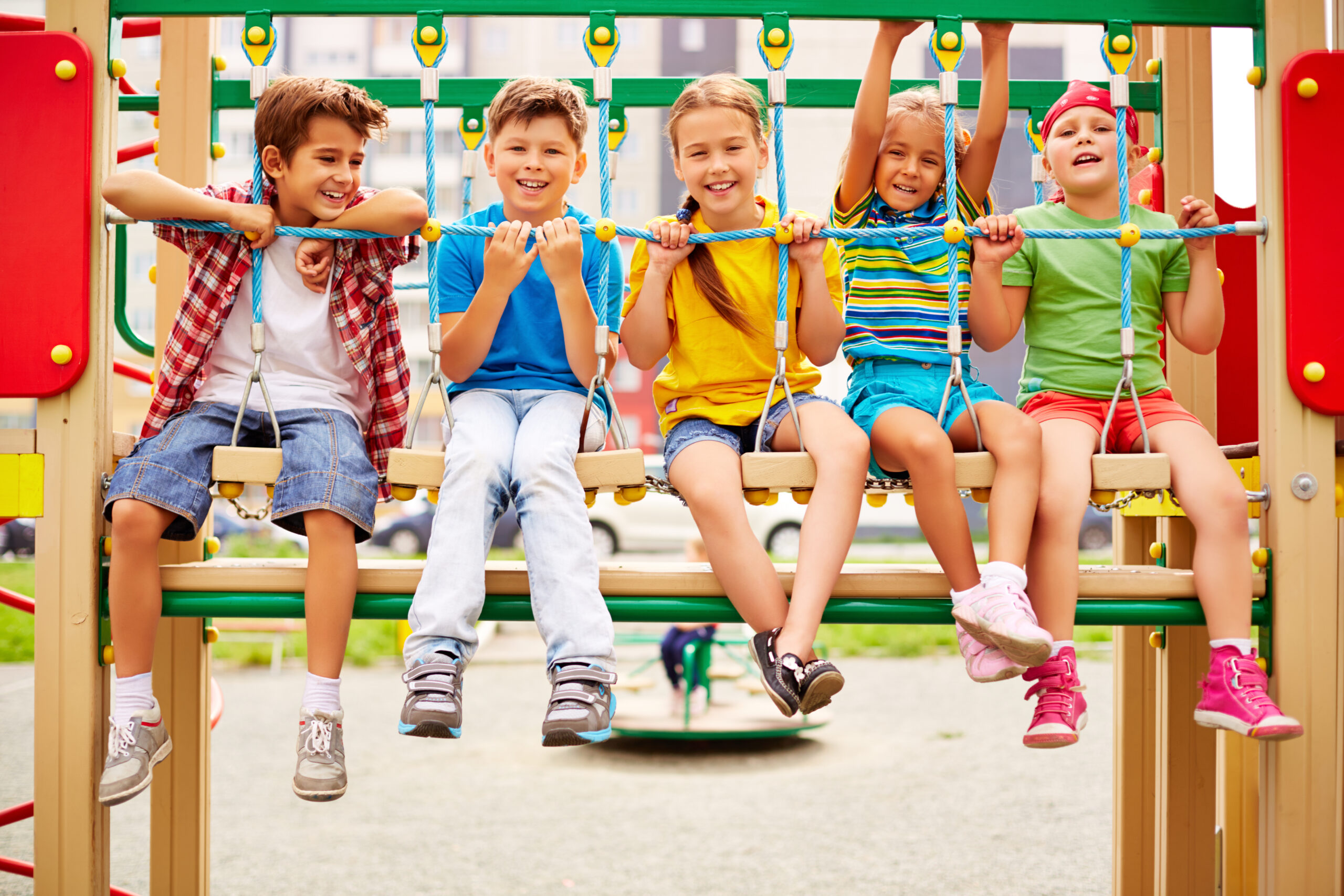 Kinderen op speeltoestel